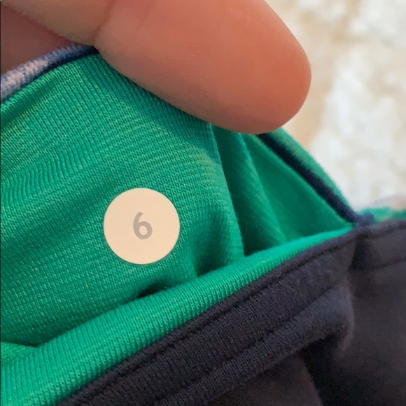 Lululemon reversible running crops. Size 6 - Picture 6 of 9